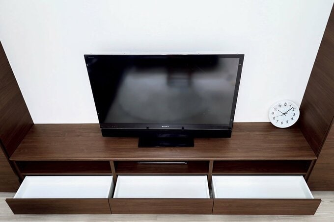 テレビボードの引き出しを空にしている様子