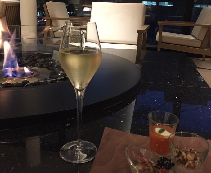 夕方のラウンジで。一杯のワインとおつまみを楽しみながら夕食の先を探す