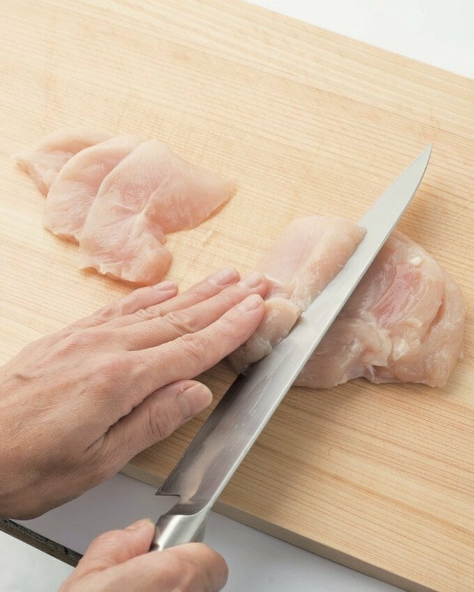 お肉を斜めにそぎ切り