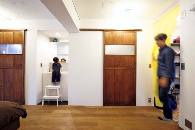 和の古い建具がアクセントになった洗面台まわり