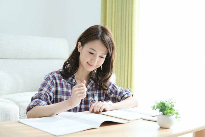 書類を書く女性