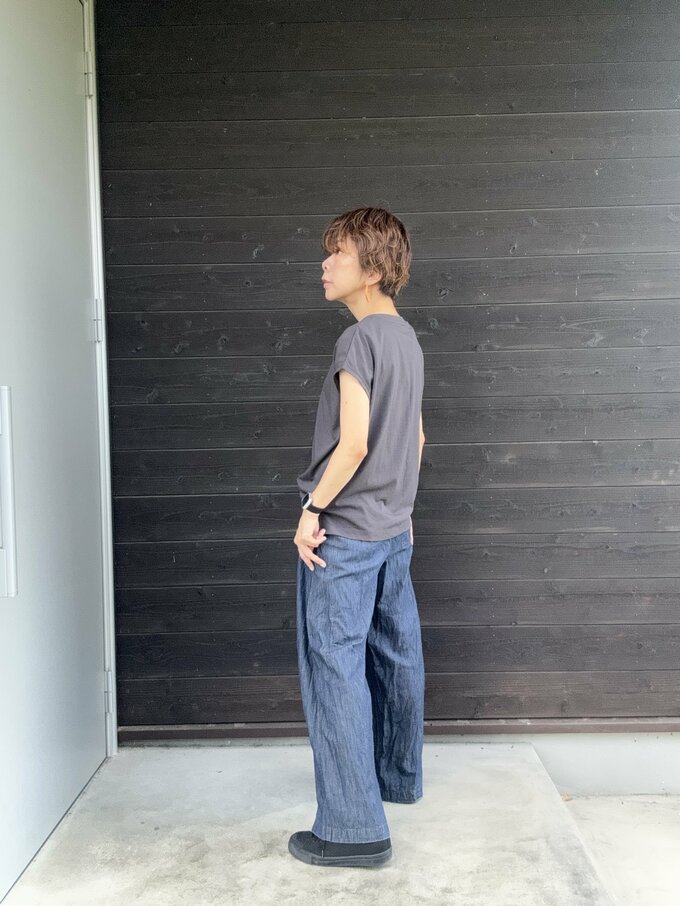 ダークグレー　Tシャツ　ブルーパンツ