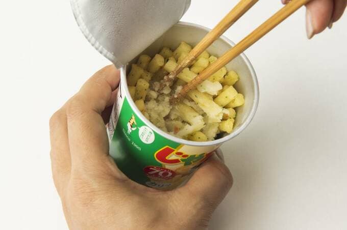 じゃがりこを箸で混ぜる