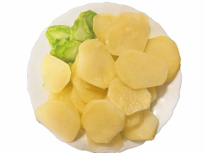 スライスしたジャガイモとブロッコリー