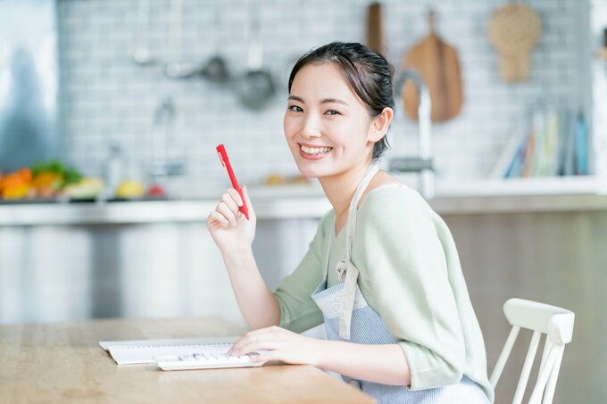 家計管理をする女性