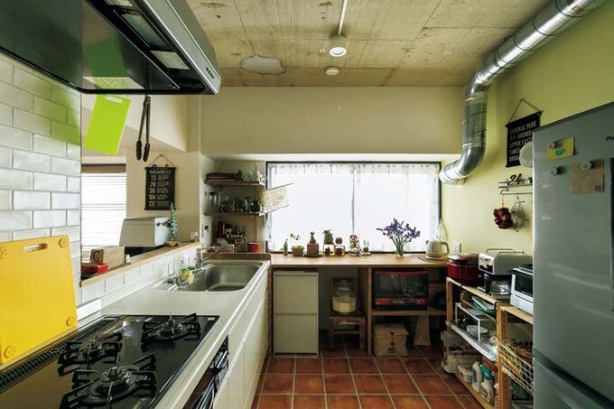 間口を広く確保した明るいキッチン