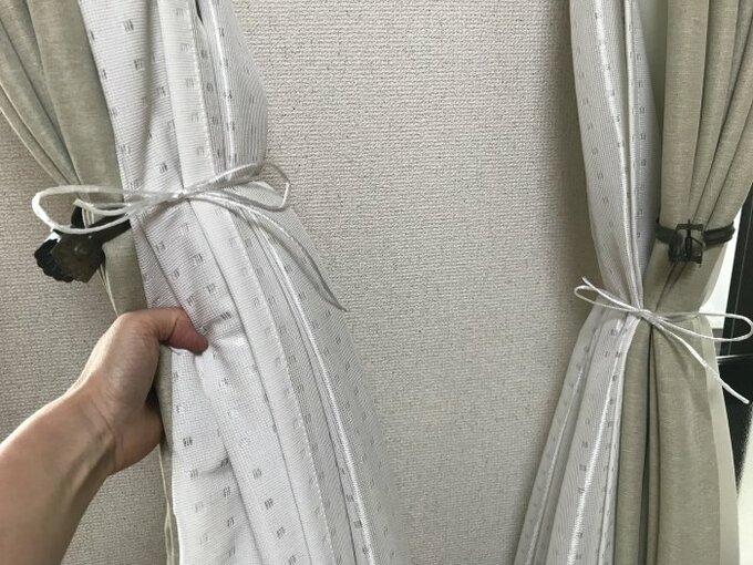 カーテンなどひもで束ねておく