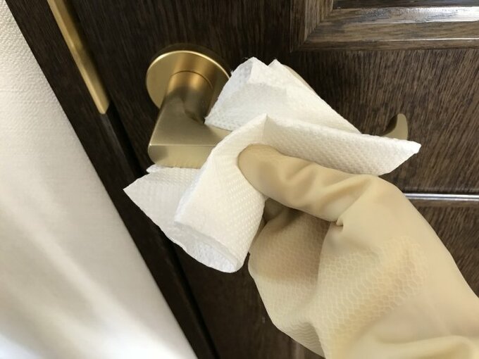 ドアノブをペーパータオルでふく