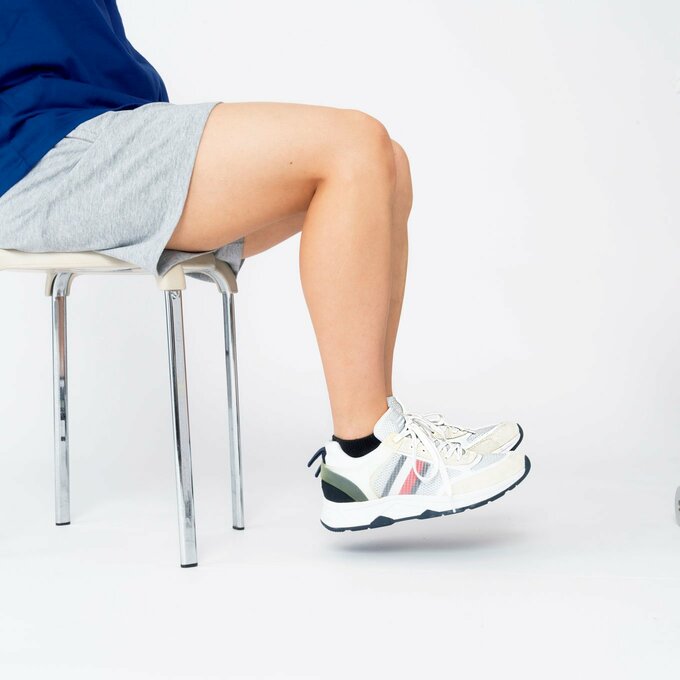 足を上に上げる