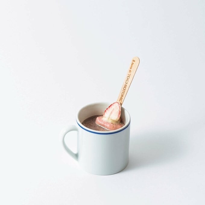 コップに入れたホットチョコスプーン