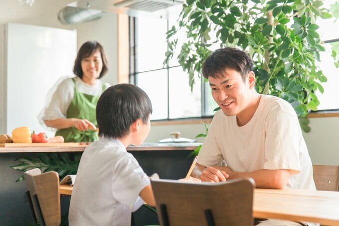 子どもと話す親