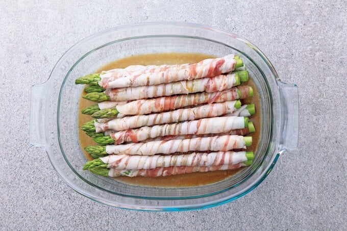 ボウルにアスパラの豚巻