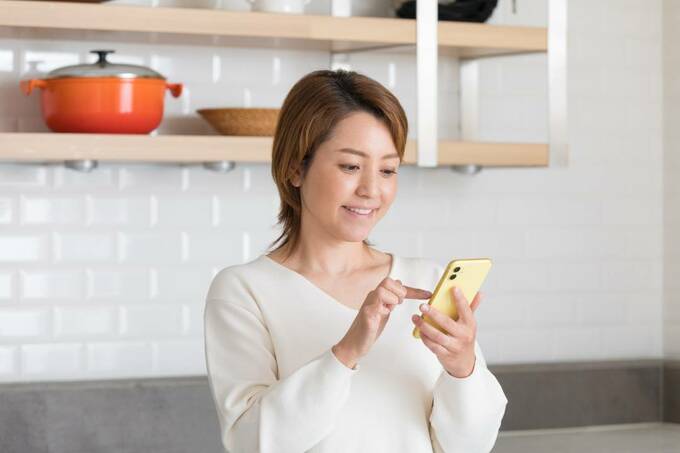 スマホを操作する様子