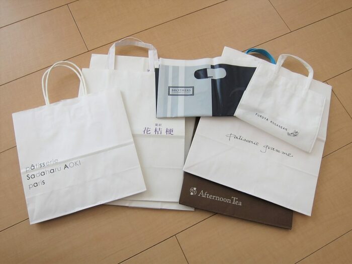 たまりがちな紙袋は、ブランドや有名店のものから処分！そのワケは