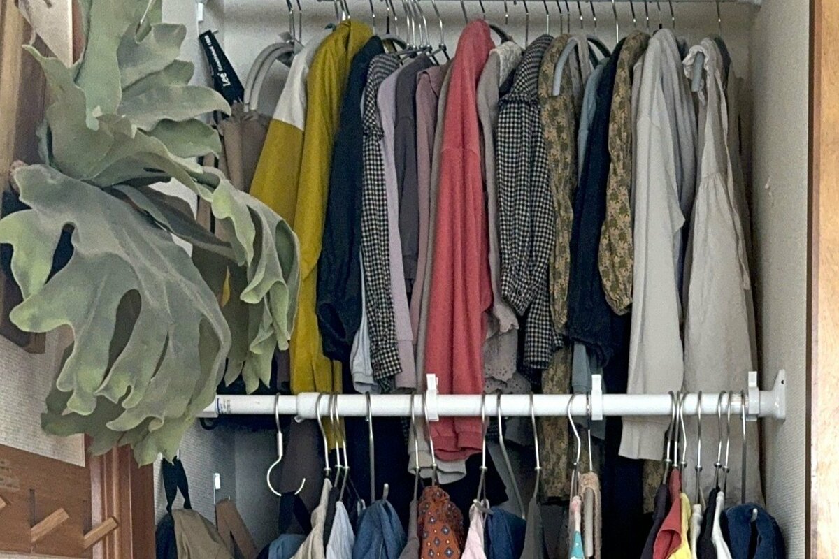 家族の服をクローゼットにまとめて後悔…失敗から学んだ「ラクな衣類