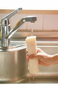 45～50℃の熱めのお湯をタオルの中心に注ぐ