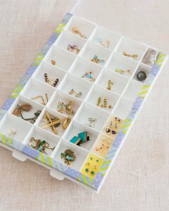 アクセサリー類は取り出しやすく個別収納にして寝室に