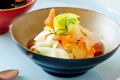 おせちにぴったりな「紅白ひらひらなます」レシピ。ピーラーを使って手軽に華やかさアップ／お正月レシピ