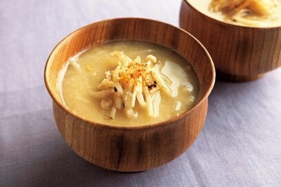 笠原将弘さん直伝の「モヤシとエノキのから汁」レシピ。おからの優しい口当たりに、思わずホッとする味