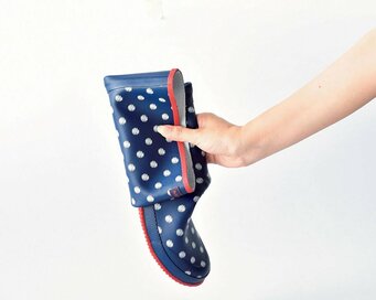 たためるレインブーツに、個性的なプチプラメガネ。バッグの中からおしゃれに！