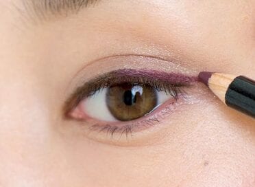 シミを目立たなくする速攻メイク術！ボルドーのアイラインが有効なんです