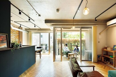 庭つきの1階物件のマンションリノベ。テラス窓からの光と緑が最高に気持ちいい