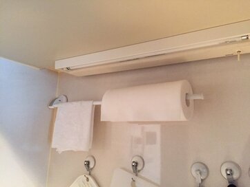 ペーパータオルの置き場所問題が解決！バーを使ったアイデア収納法