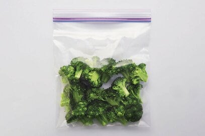 野菜は「塩冷凍」で鮮度をキープ。ブロッコリーや枝豆、葉物も