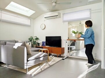 8坪の狭小住宅に暮らす4人家族の「部屋を広く見せる」工夫4つ。ソファは1人がけがいい