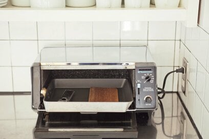 意外な場所が収納に活用できる！卵焼き器はオーブン内へ