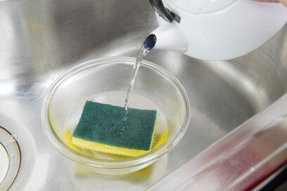 台所スポンジは、じつは煮沸も漂白剤もNG！菌を繁殖させない正しい使い方