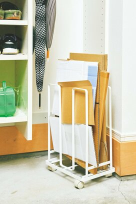 玄関のすき間に山崎実業を。ダンボールはリビングに持ち込まず、すぐに処理