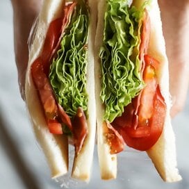 三角サンドイッチの見栄えをよくする、レタスの折りたたみ方