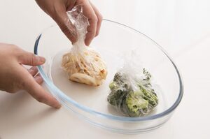 素材を包んで耐熱皿にのせる