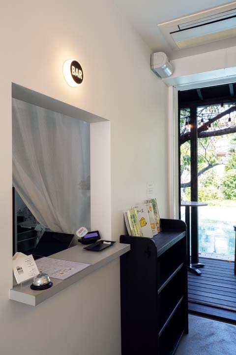 バーコーナー専用の受け渡し口