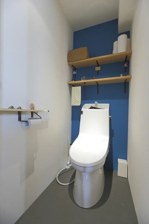 ブルーがアクセントのトイレ