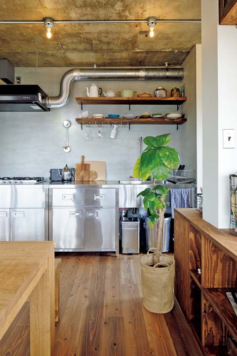 躯体現しの天井に合わせて壁はモルタルに