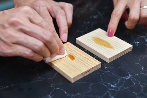 板切れ２つ。１つを拭き取り1つを指さし。