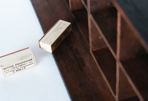 トレイの背後にスタンプやラベル貼ると、さらにおしゃれに！