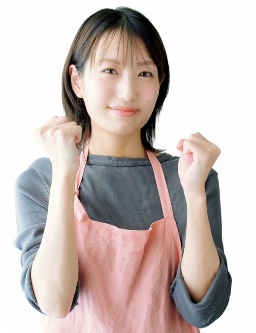 頑張るぞと両手をグーにする長谷川さん