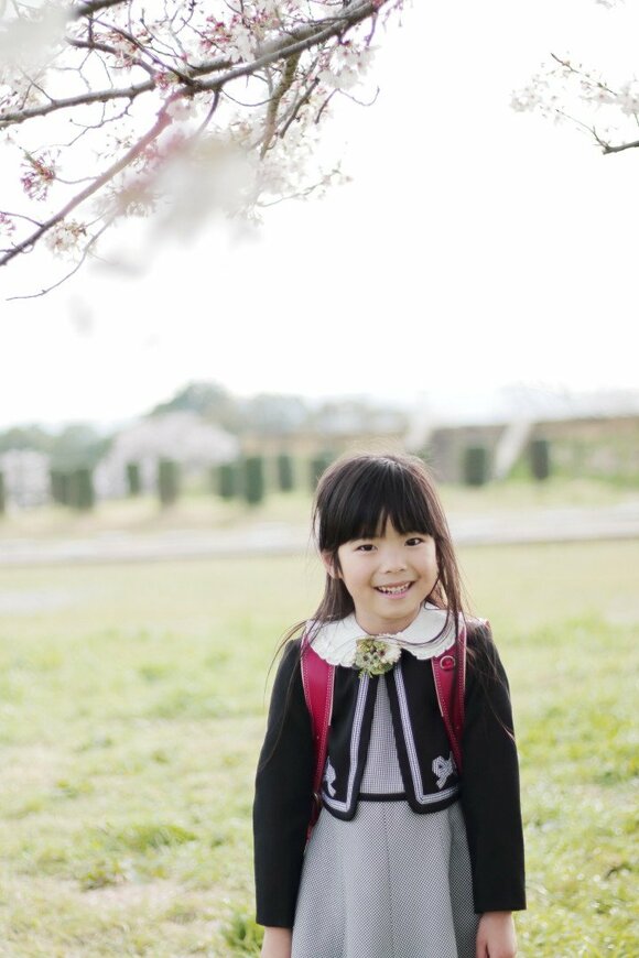 桜を背景に子どもを撮影したい