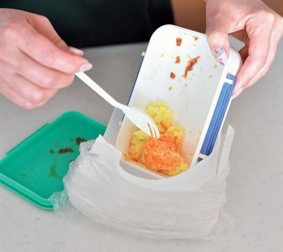 ペーパータオルを敷いたポリ袋に食べ残しを入れる