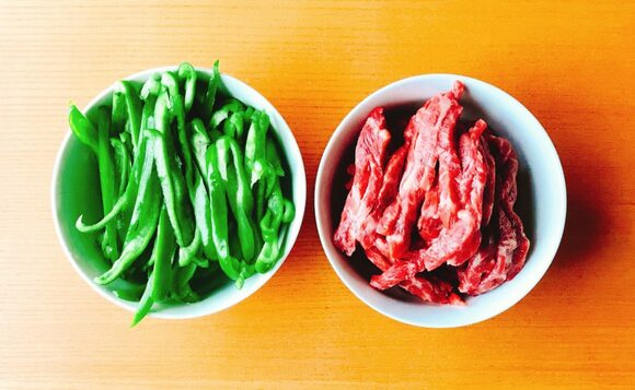 牛モモ焼き肉用肉とピーマンを切る