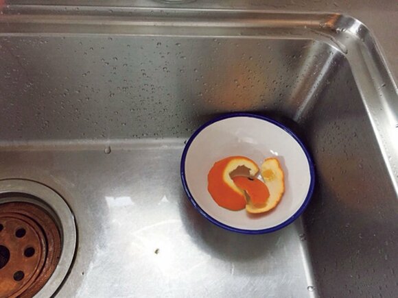 ほうろう容器を三角コーナー代わりに