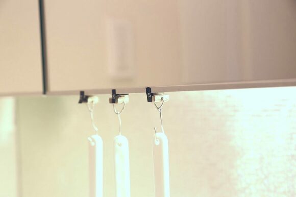 穴あき歯ブラシをスイングフックでつり下げ