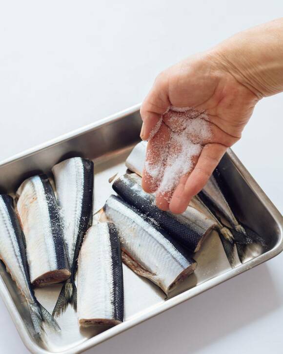サンマに塩をふる