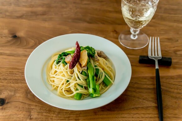 和皿に洋食を盛りつけ