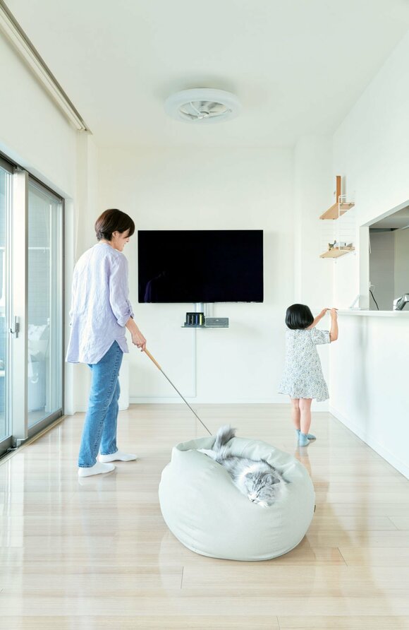 リビングに掃除をする母子