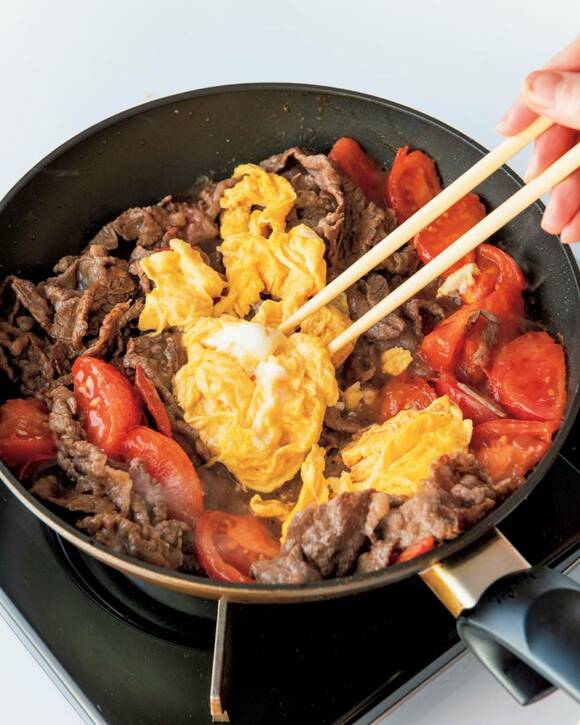 卵を戻し入れて炒め合わせる