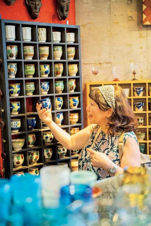 湯飲みを持つ枝元さん